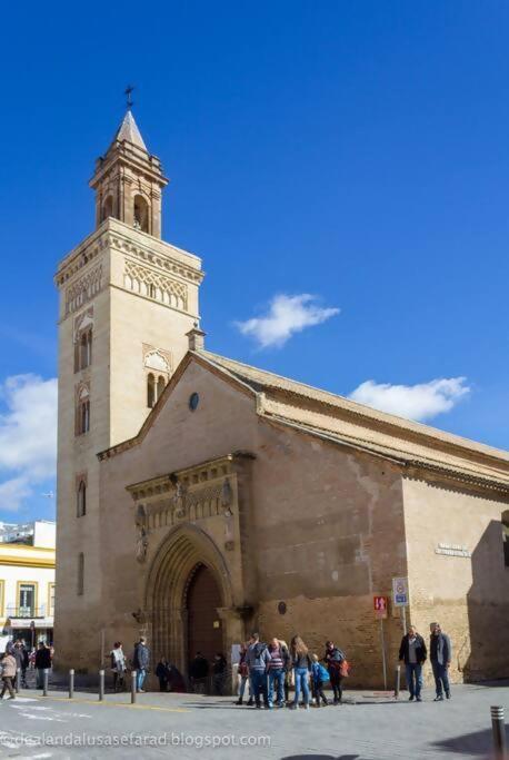 Enjoy Netflix Parking Segun Disponibilidad Leilighet Sevilla Eksteriør bilde